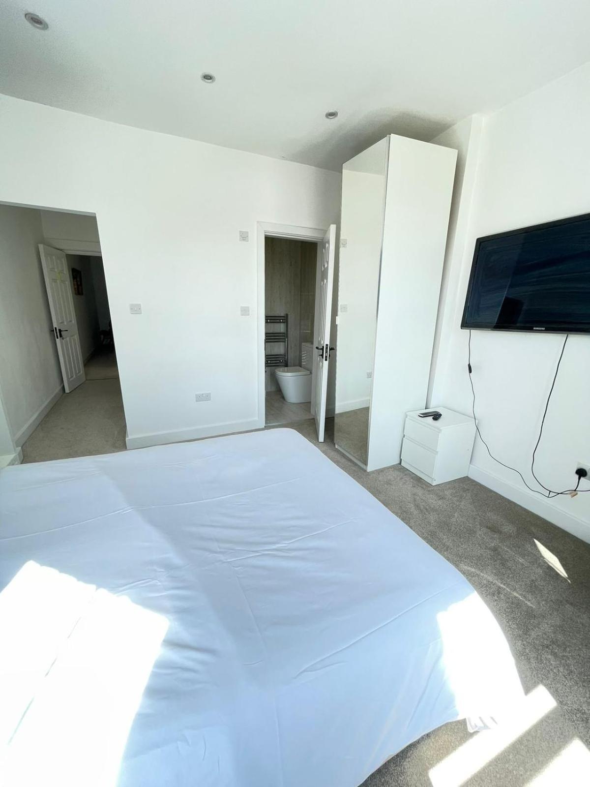 Comfortable Bay Window Stone Private Bathroom Edgware ภายนอก รูปภาพ