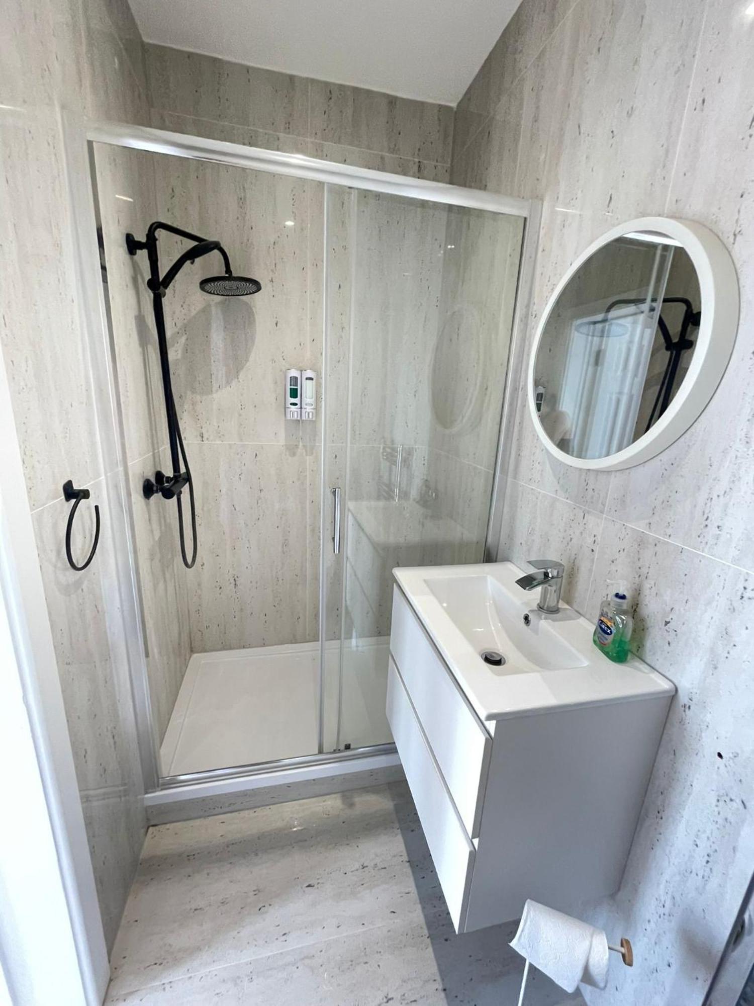 Comfortable Bay Window Stone Private Bathroom Edgware ภายนอก รูปภาพ