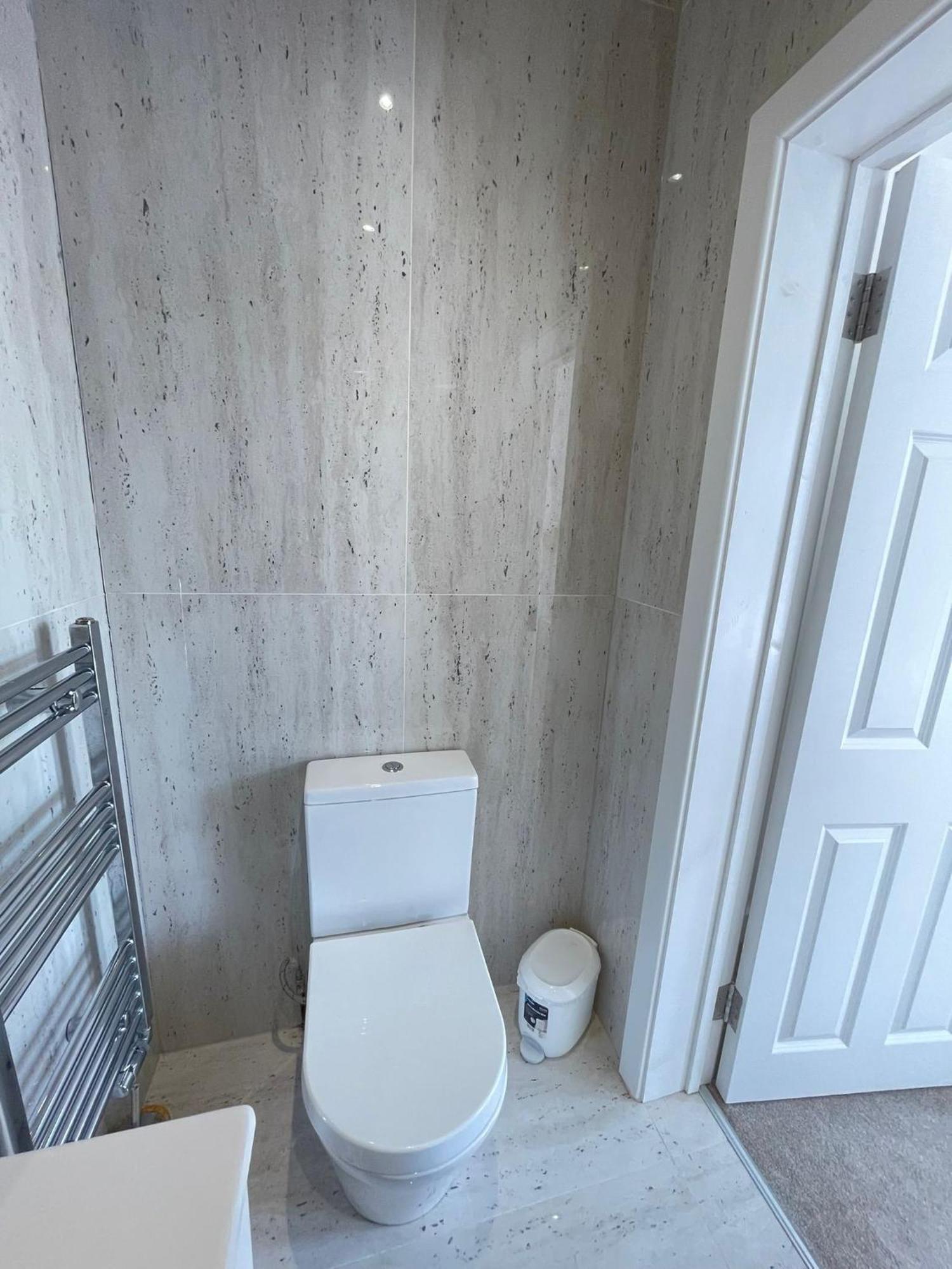 Comfortable Bay Window Stone Private Bathroom Edgware ภายนอก รูปภาพ
