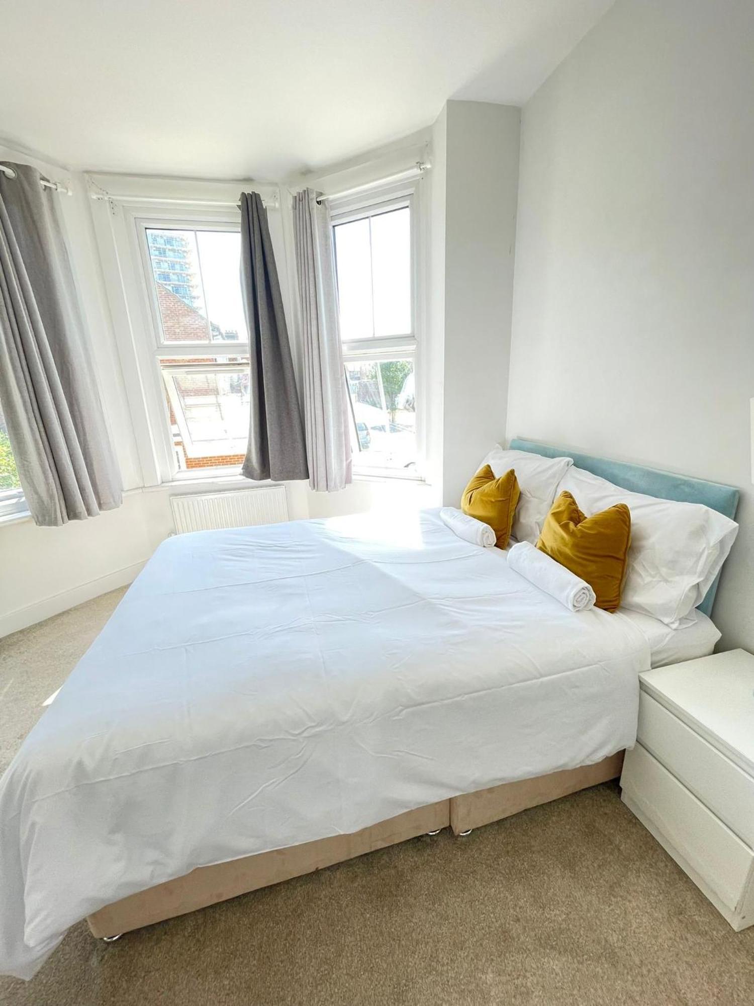Comfortable Bay Window Stone Private Bathroom Edgware ภายนอก รูปภาพ