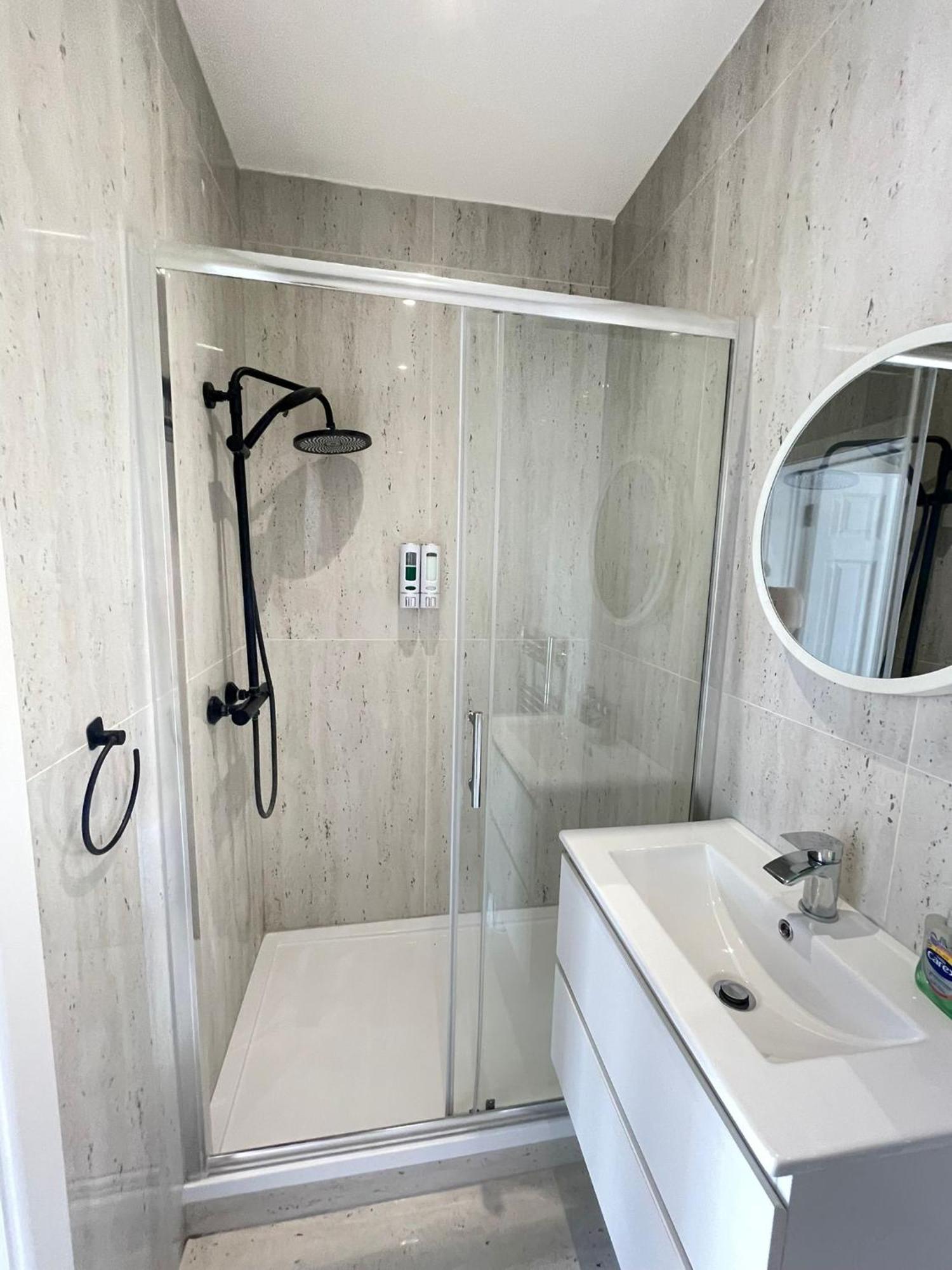 Comfortable Bay Window Stone Private Bathroom Edgware ภายนอก รูปภาพ