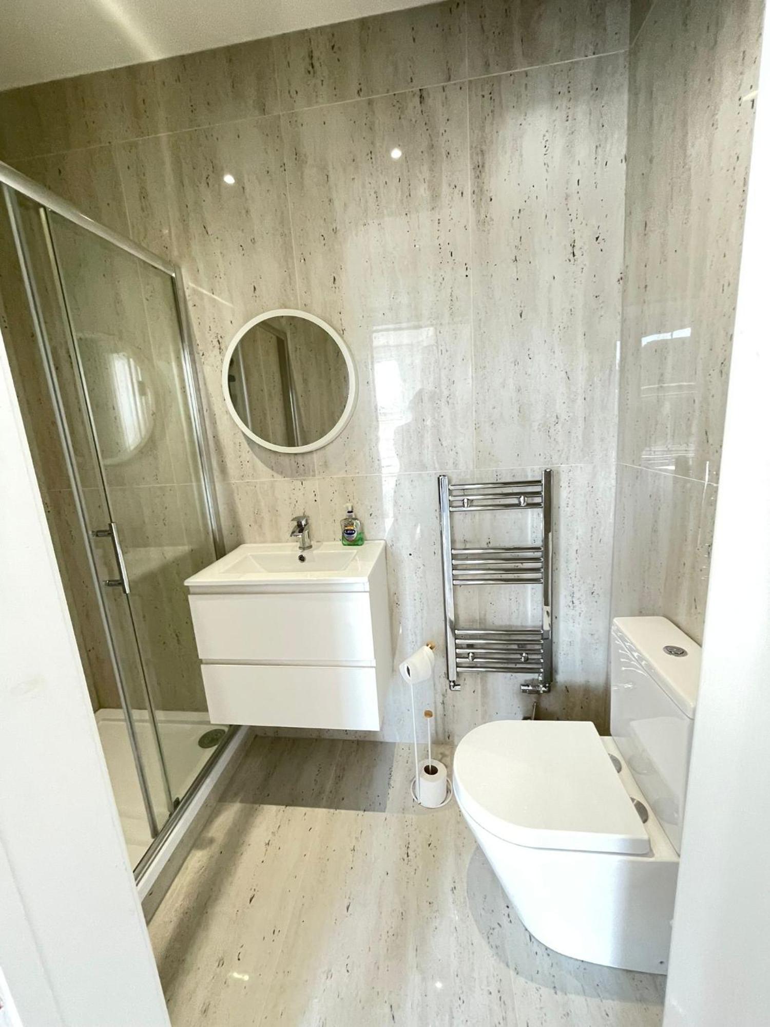 Comfortable Bay Window Stone Private Bathroom Edgware ภายนอก รูปภาพ
